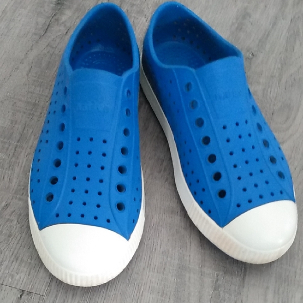 Native Youth Size 4 Slip-On Shoes